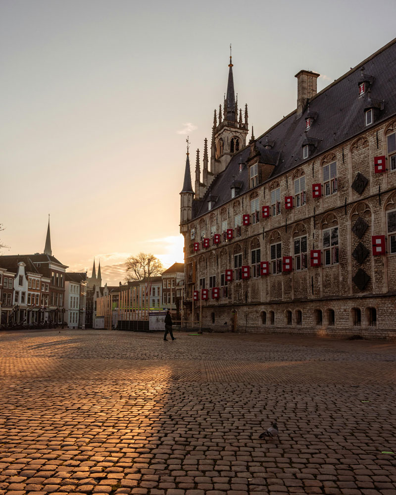 Foto van het stadhuis Gouda op de markt van Gouda